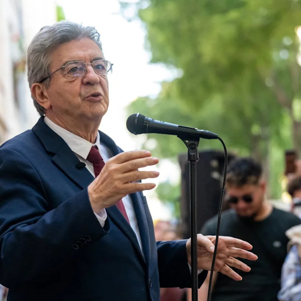 Une déclaration « découpée huit fois »: Jean-Luc Mélenchon accuse Marine Le Pen d’avoir « manipulé » ses propos sur la « Nouvelle France » et va porter plainte Une déclaration « découpée huit fois »: Jean-Luc Mélenchon accuse Marine Le Pen d’avoir « manipulé » ses propos sur la « Nouvelle France » et va porter plainte