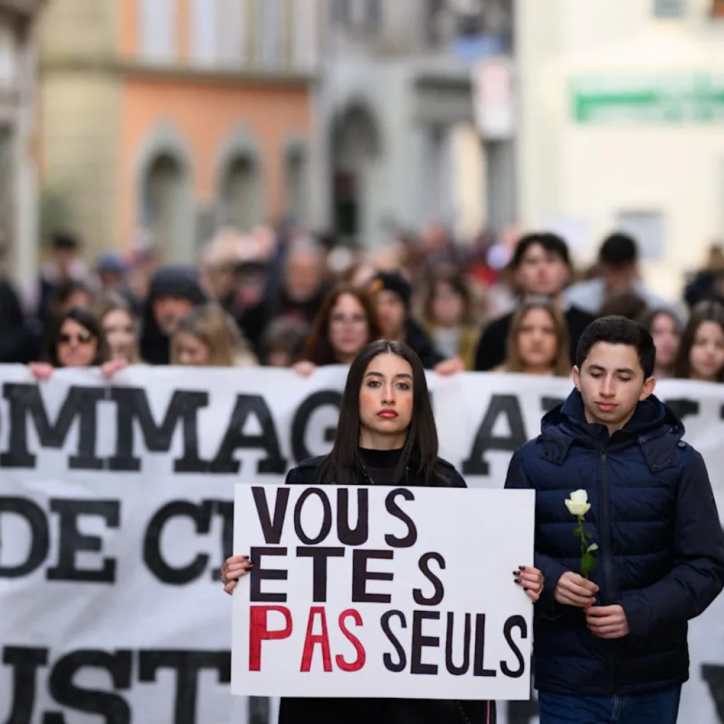 « On est condamnés à vivre »: les proches des victimes du drame de Crans-Montana réclament « justice et vérité » lors d’une marche blanche « On est condamnés à vivre »: les proches des victimes du drame de Crans-Montana réclament « justice et vérité » lors d’une marche blanche