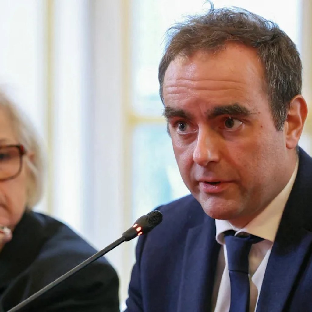 Sébastien Lecornu fait du Emmanuel Macron pour sa première réunion avec ses ministres Sébastien Lecornu fait du Emmanuel Macron pour sa première réunion avec ses ministres