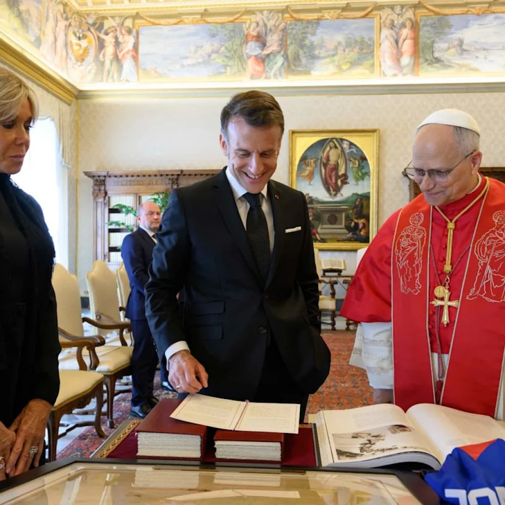 Maillot de basket dédicacé, livres… Ce qu’Emmanuel Macron a offert au pape Léon XIV Maillot de basket dédicacé, livres… Ce qu’Emmanuel Macron a offert au pape Léon XIV