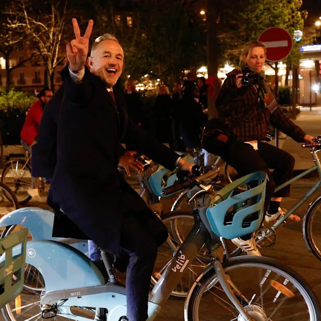 Emmanuel Grégoire a fêté sa victoire de la plus parisienne des manières, à Velib’ Emmanuel Grégoire a fêté sa victoire de la plus parisienne des manières, à Velib’