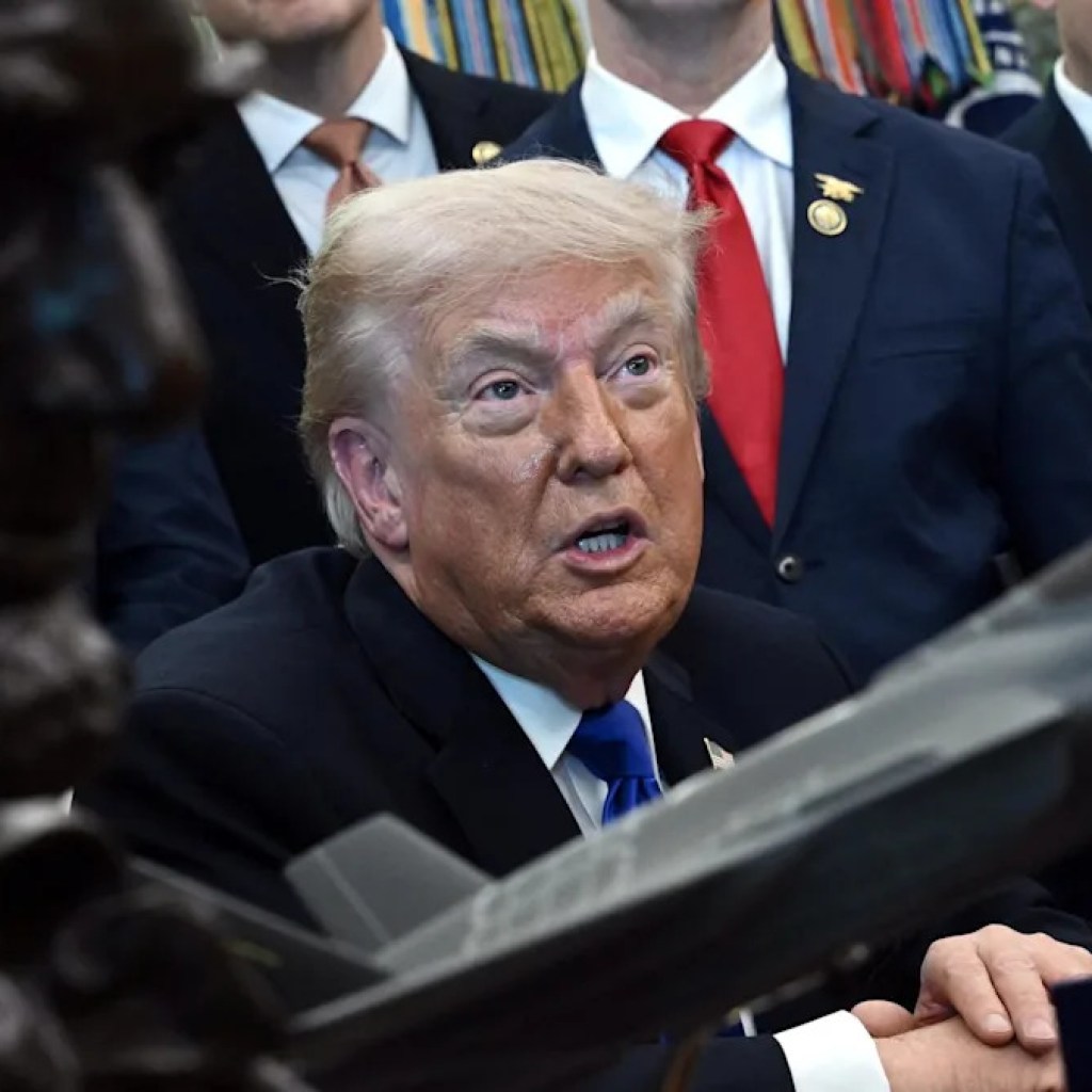 Donald Trump annonce vouloir relever les droits de douane sur les véhicules européens Donald Trump annonce vouloir relever les droits de douane sur les véhicules européens