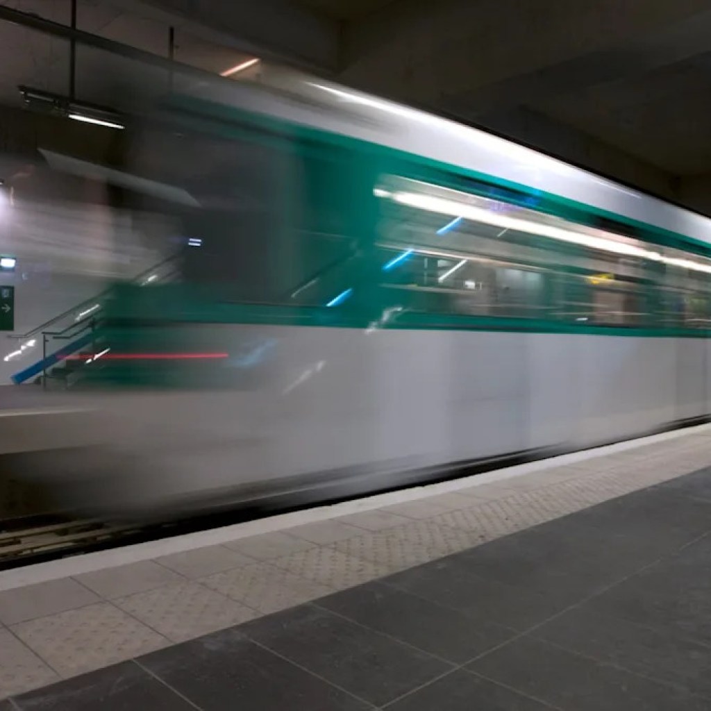 Un Français sous OQTF: les questions que soulève la nationalité du suspect de l’attaque au couteau dans le métro parisien Un Français sous OQTF: les questions que soulève la nationalité du suspect de l’attaque au couteau dans le métro parisien