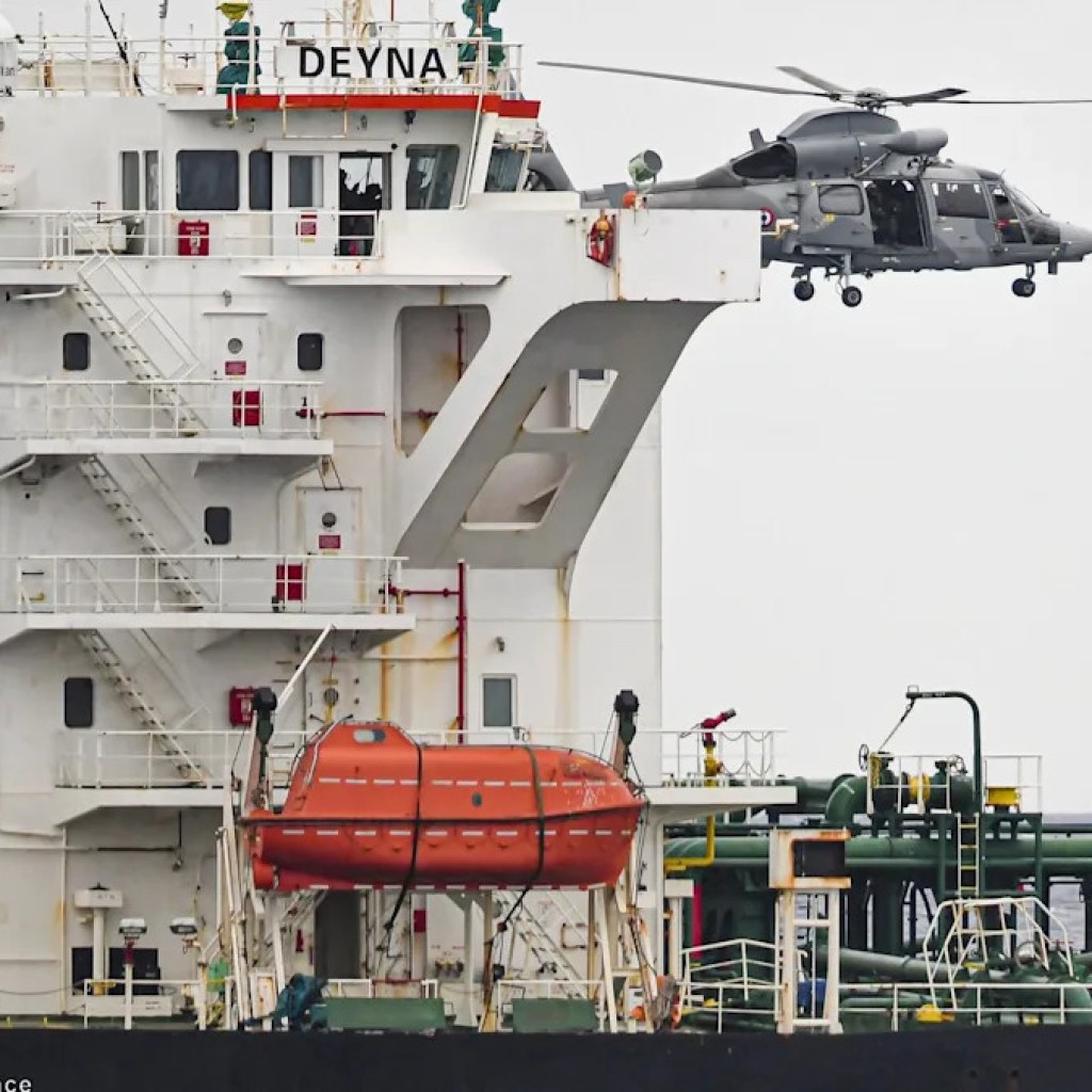 Un nouveau pétrolier russe, le Deyna, intercepté par la France en mer Méditerranée Un nouveau pétrolier russe, le Deyna, intercepté par la France en mer Méditerranée