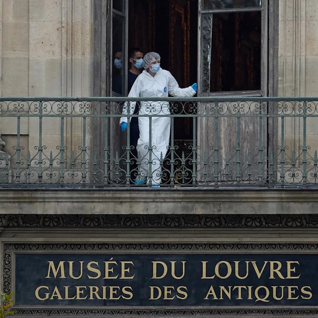 Bijoux volés, auteurs recherchés… Ce que l’on sait sur le spectaculaire cambriolage au musée du Louvre Bijoux volés, auteurs recherchés… Ce que l’on sait sur le spectaculaire cambriolage au musée du Louvre