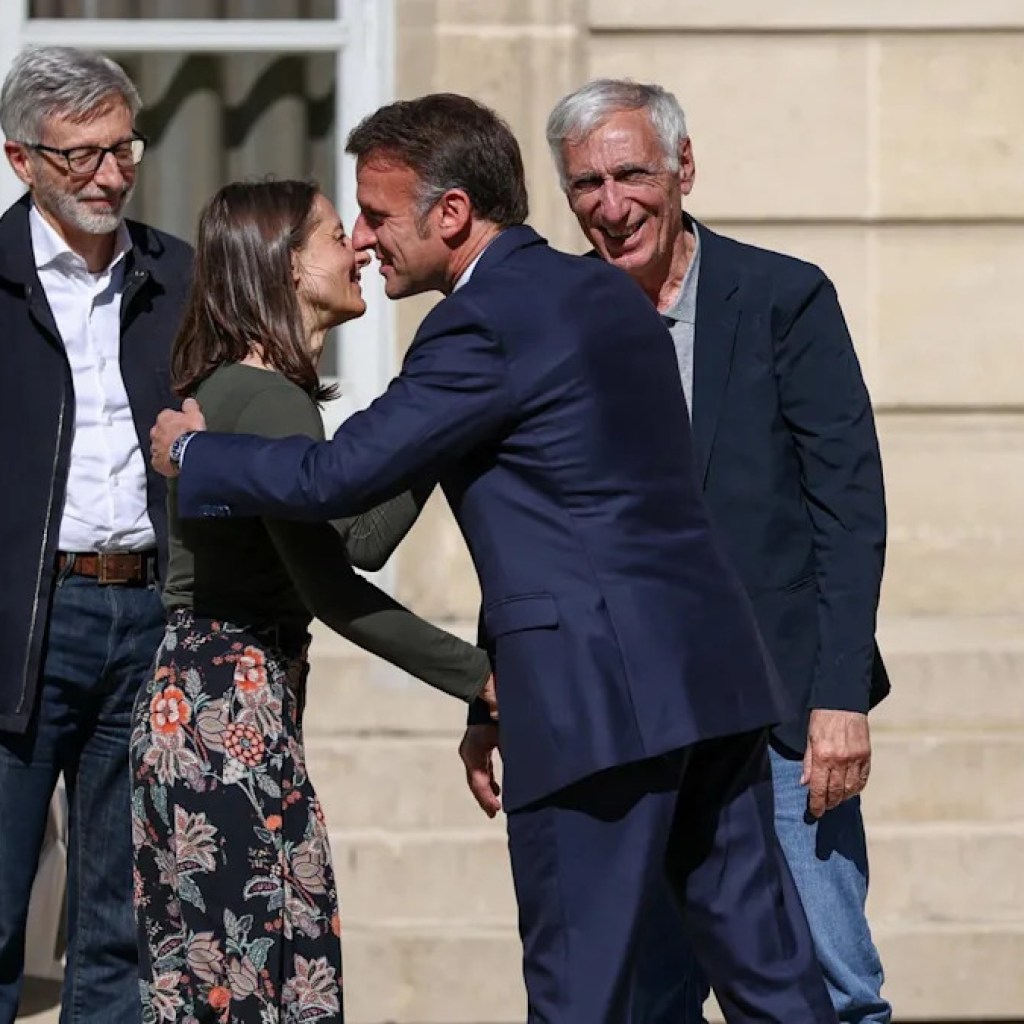 Cécile Kohler et Jacques Paris de retour en France, les premières images des ex-otages Cécile Kohler et Jacques Paris de retour en France, les premières images des ex-otages
