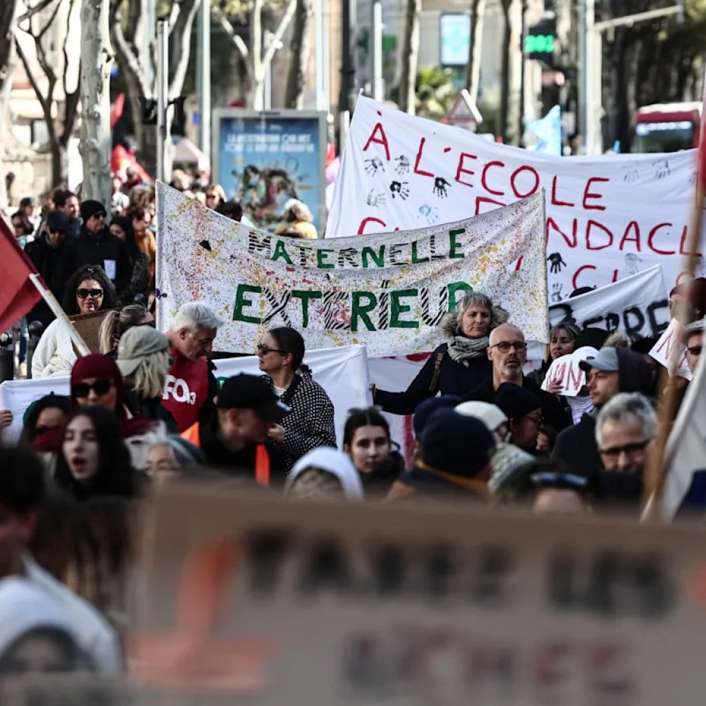 Moins de 10% d’enseignants sont en grève pour protester contre les suppressions de postes et les fermetures de classes Moins de 10% d’enseignants sont en grève pour protester contre les suppressions de postes et les fermetures de classes