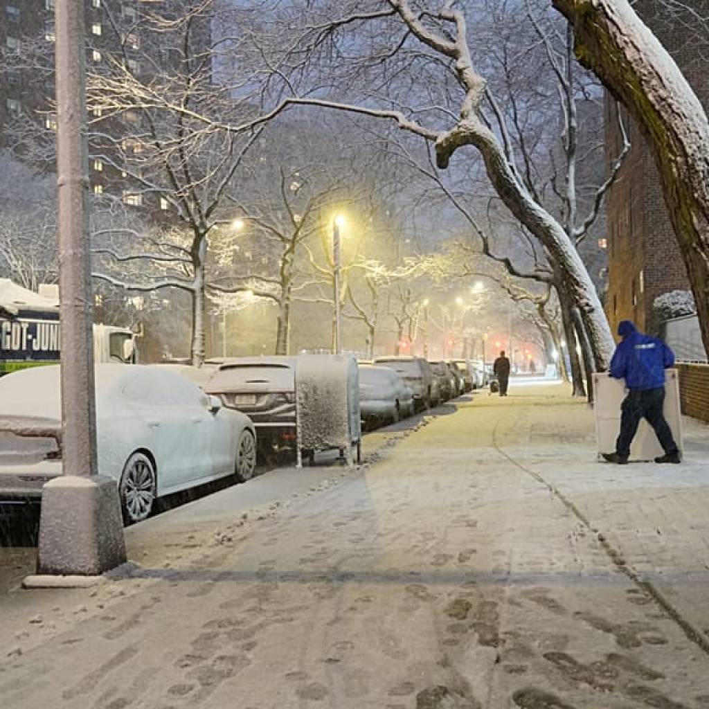 Tempête de neige à New York : derniers selfies à Times Square avant la ville à l’arrêt Tempête de neige à New York : derniers selfies à Times Square avant la ville à l’arrêt