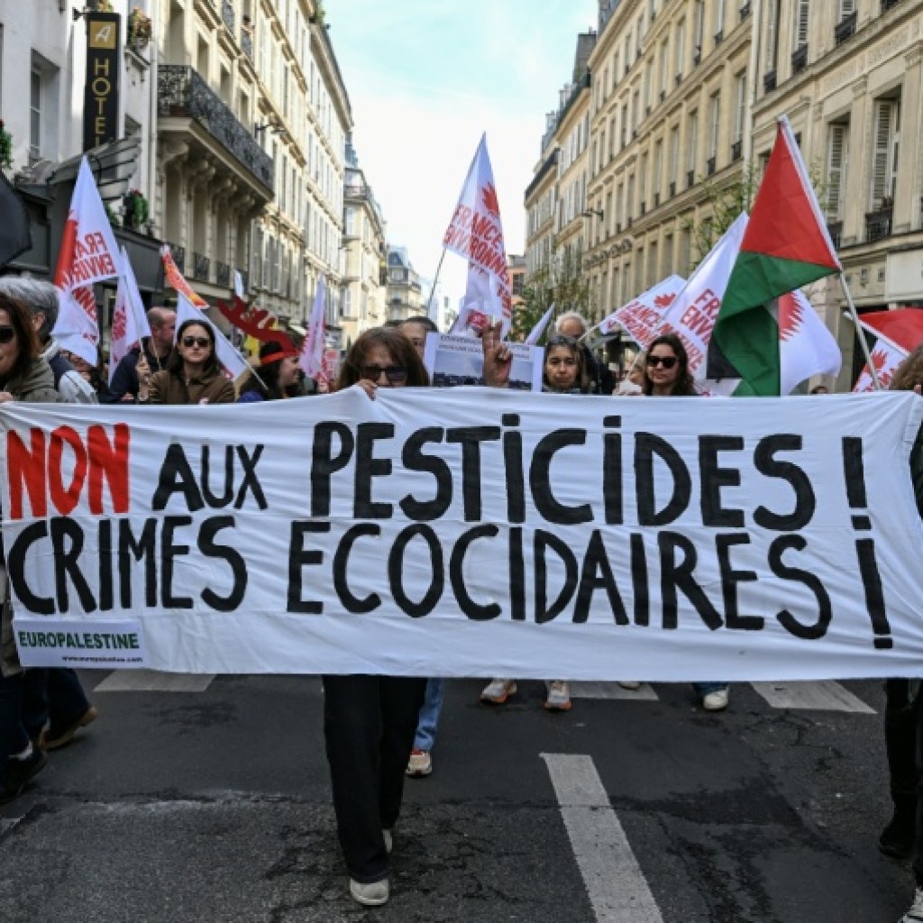 A Paris, une manifestation bruyante pour dénoncer les pesticides qui font taire la nature A Paris, une manifestation bruyante pour dénoncer les pesticides qui font taire la nature