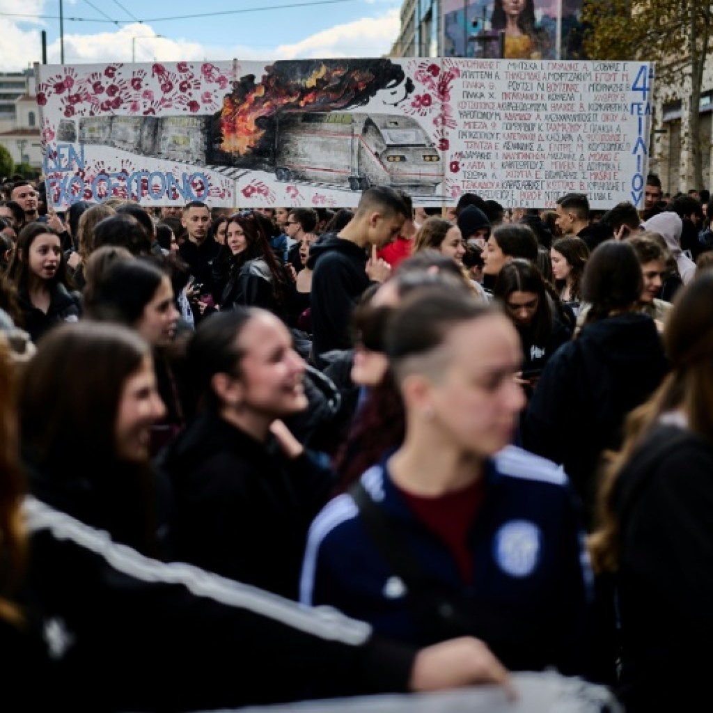 Les Grecs manifestent leur colère trois ans après une collision ferroviaire meurtrière Les Grecs manifestent leur colère trois ans après une collision ferroviaire meurtrière
