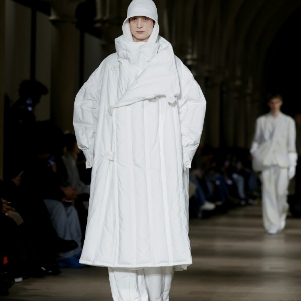 Mode masculine: à Paris, Issey Miyake se joue des formes, Dries Van Noten devient adulte Mode masculine: à Paris, Issey Miyake se joue des formes, Dries Van Noten devient adulte