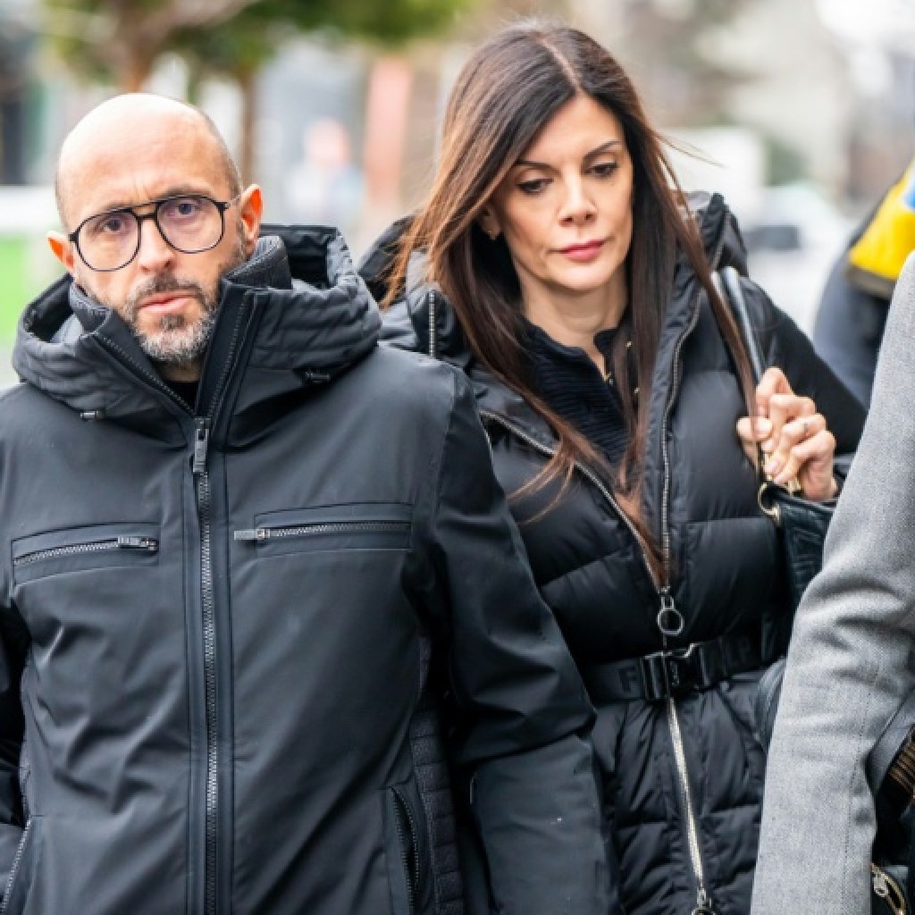 Incendie en Suisse: une mère de victimes s’entretient avec les propriétaires du bar Incendie en Suisse: une mère de victimes s’entretient avec les propriétaires du bar