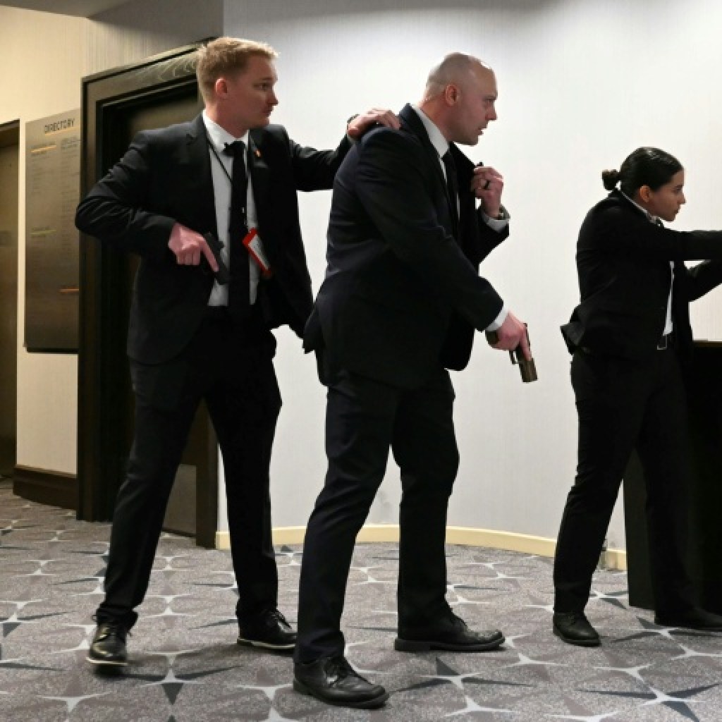 Un tireur tente de forcer l’entrée d’un gala auquel assiste Trump Un tireur tente de forcer l’entrée d’un gala auquel assiste Trump