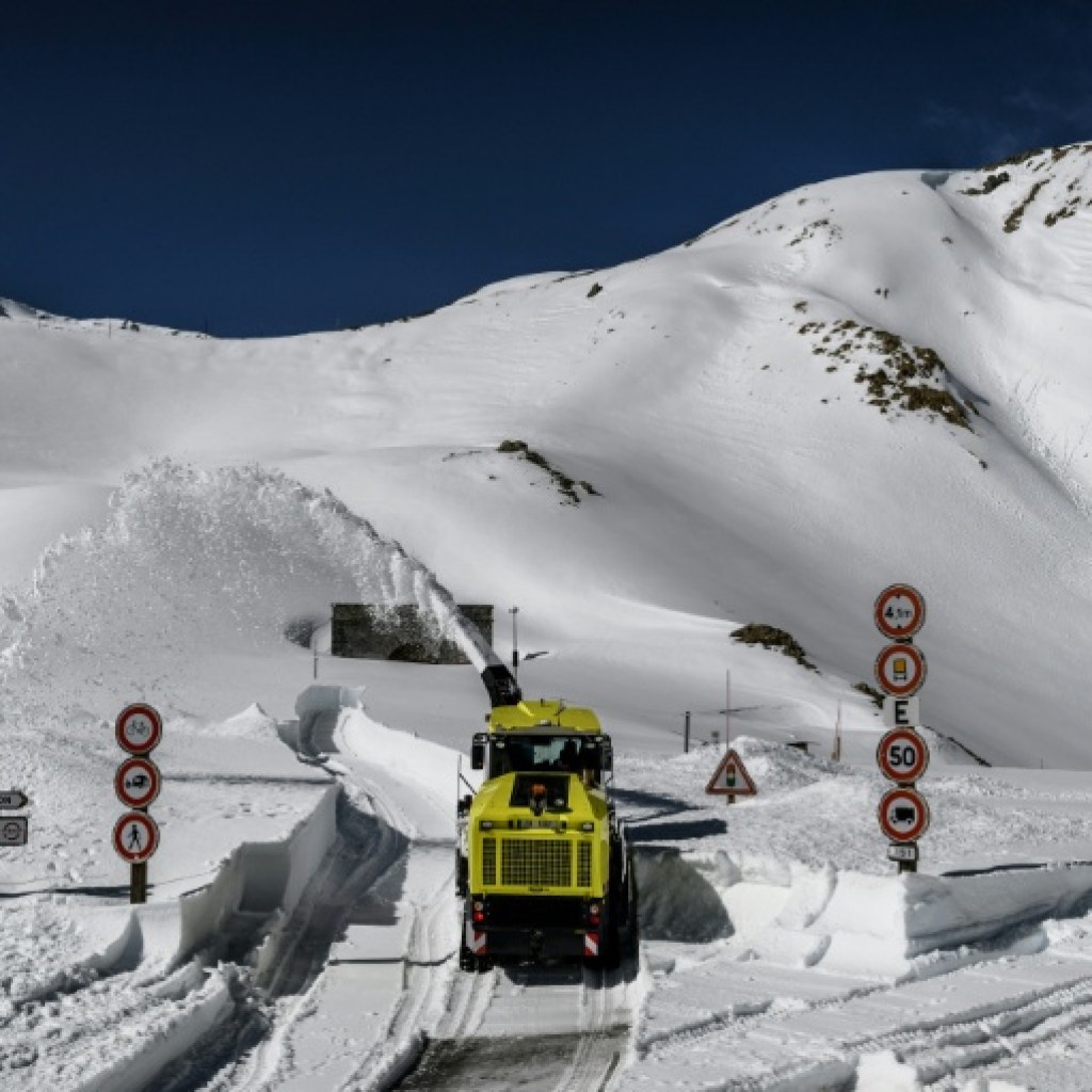 Le ballet des fraises à neige pour rouvrir le col du Galibier Le ballet des fraises à neige pour rouvrir le col du Galibier