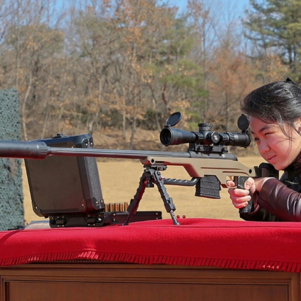 Corée du Nord: la fille de Kim Jong Un photographiée en train de tirer au fusil Corée du Nord: la fille de Kim Jong Un photographiée en train de tirer au fusil