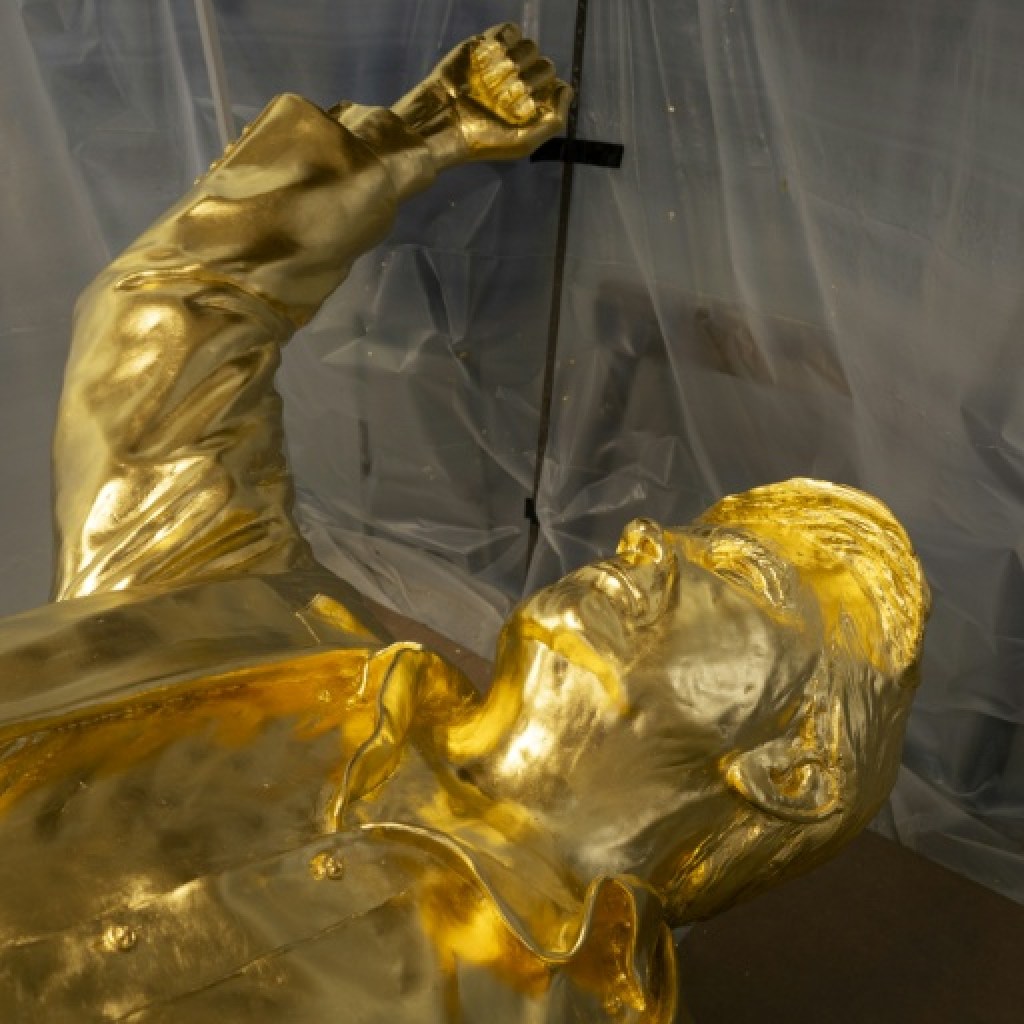 une statue dorée de Trump paralysée par un différend financier une statue dorée de Trump paralysée par un différend financier