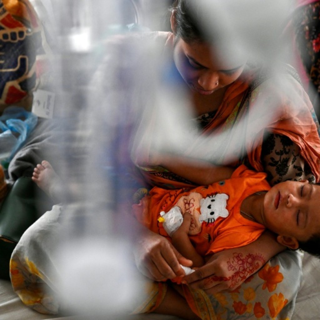 Au Bangladesh, les hôpitaux débordent de petits malades de la rougeole Au Bangladesh, les hôpitaux débordent de petits malades de la rougeole