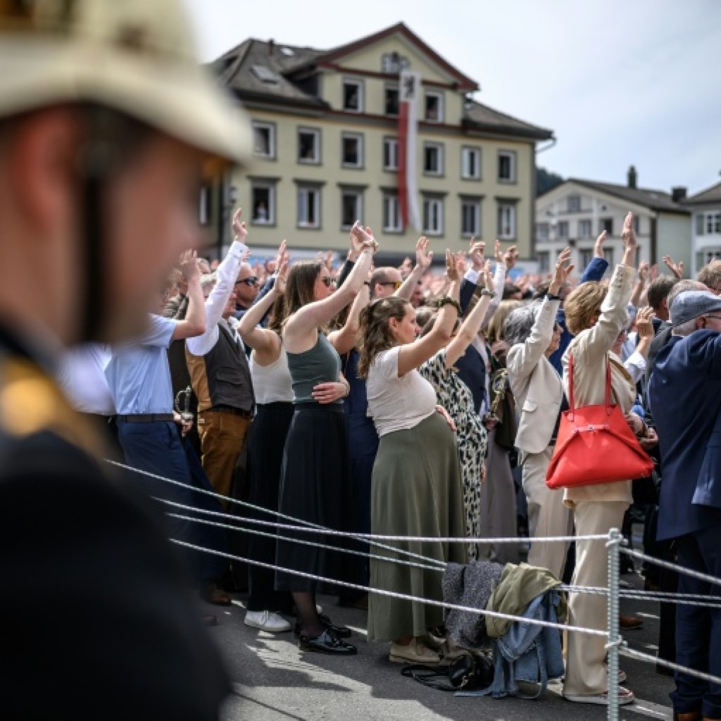 Dimanche de démocratie à main levée en Suisse alémanique, une tradition séculaire Dimanche de démocratie à main levée en Suisse alémanique, une tradition séculaire