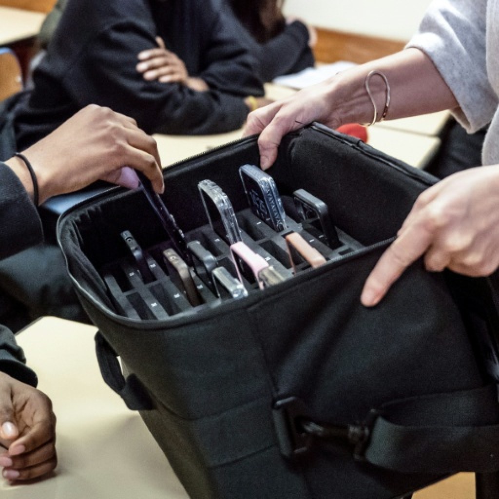 Au lycée, les téléphones dans des mallettes pour mieux se concentrer Au lycée, les téléphones dans des mallettes pour mieux se concentrer