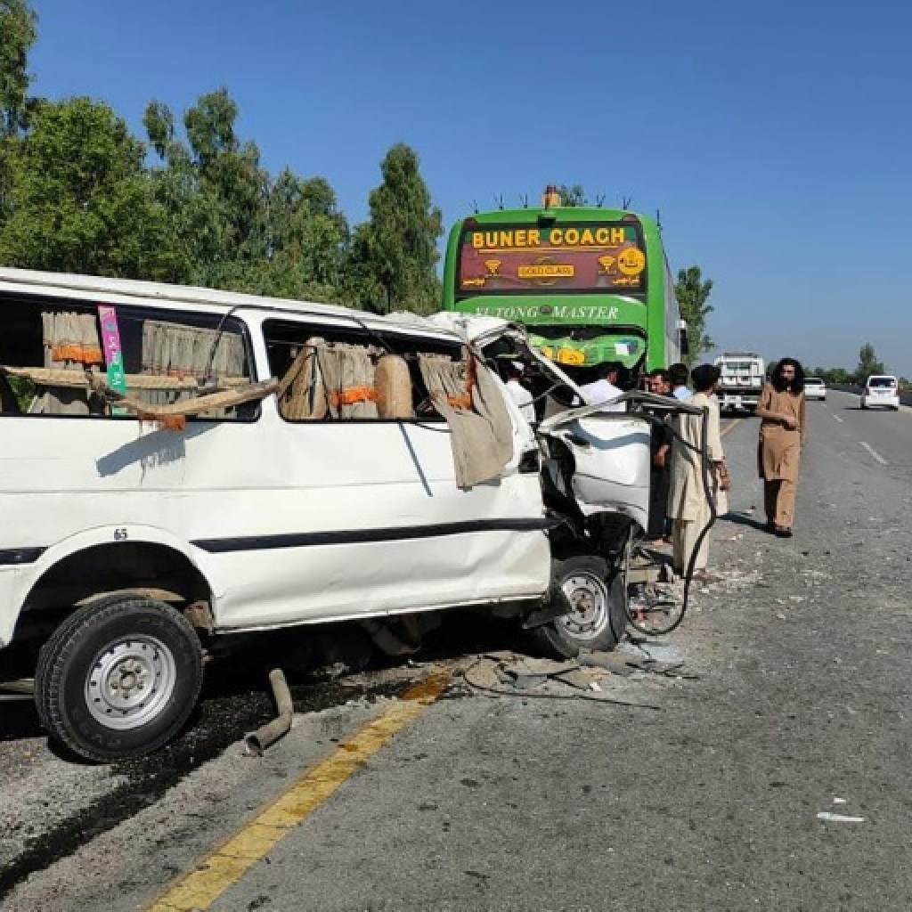Pakistan: un accident de bus fait 17 morts et 10 blessés Pakistan: un accident de bus fait 17 morts et 10 blessés