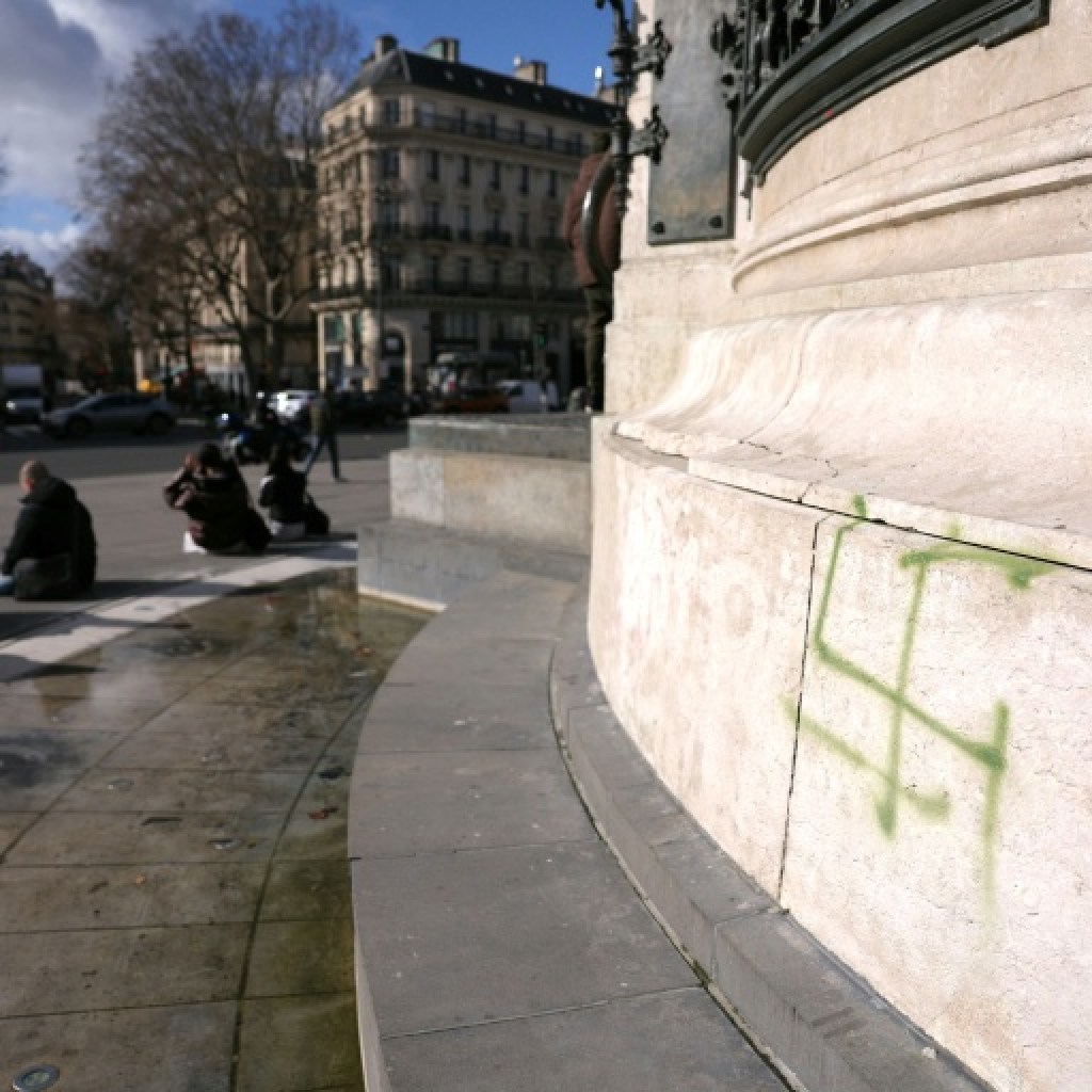 Paris: des croix gammées et tags antisémites sur la statue de la République, la mairie annonce porter plainte Paris: des croix gammées et tags antisémites sur la statue de la République, la mairie annonce porter plainte
