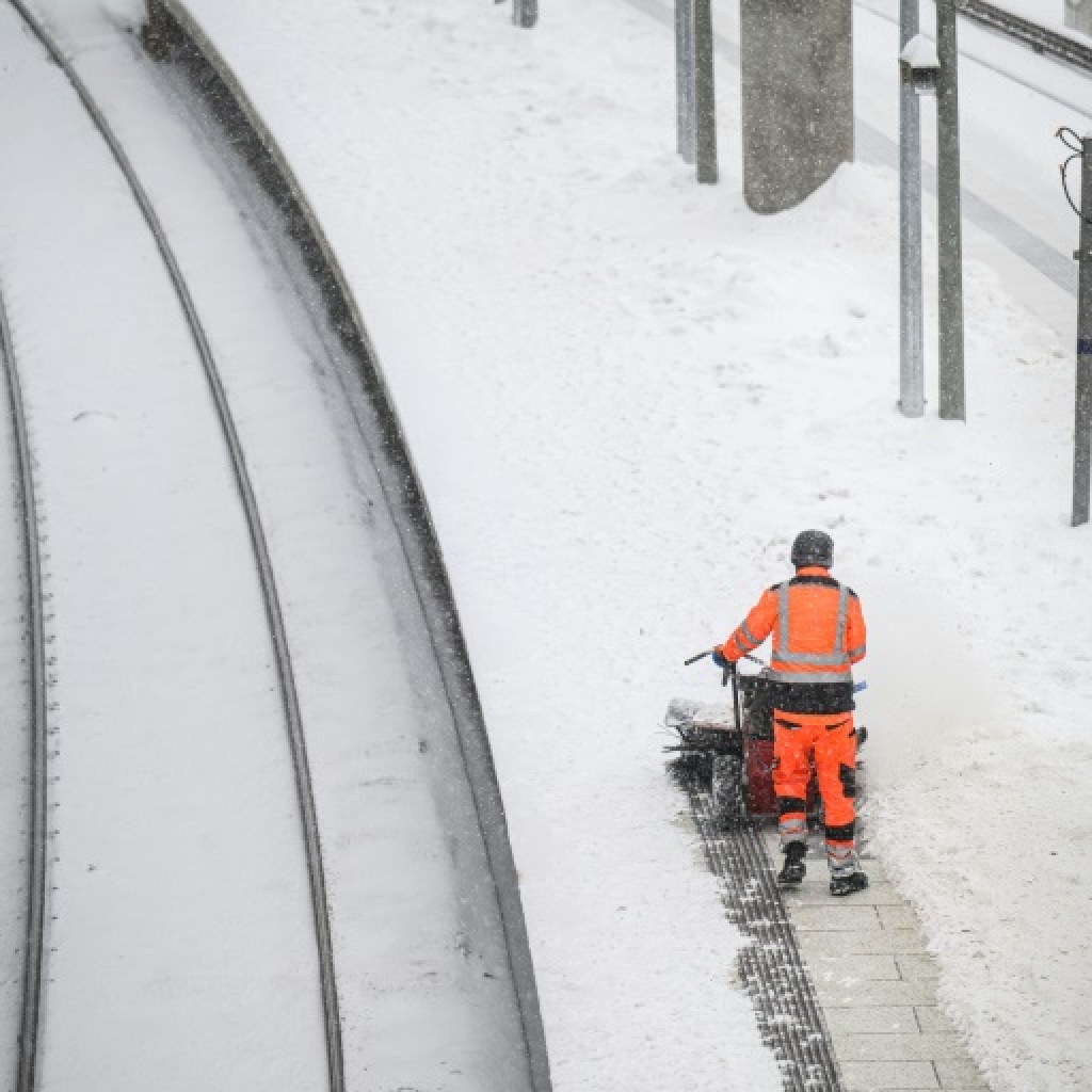 Tempêtes en Europe : lente amélioration en Allemagne et en France, un mort au Royaume-Uni Tempêtes en Europe : lente amélioration en Allemagne et en France, un mort au Royaume-Uni