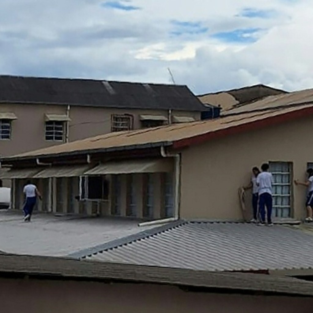 Brésil: un adolescent ouvre le feu dans une école et tue deux membres du personnel Brésil: un adolescent ouvre le feu dans une école et tue deux membres du personnel