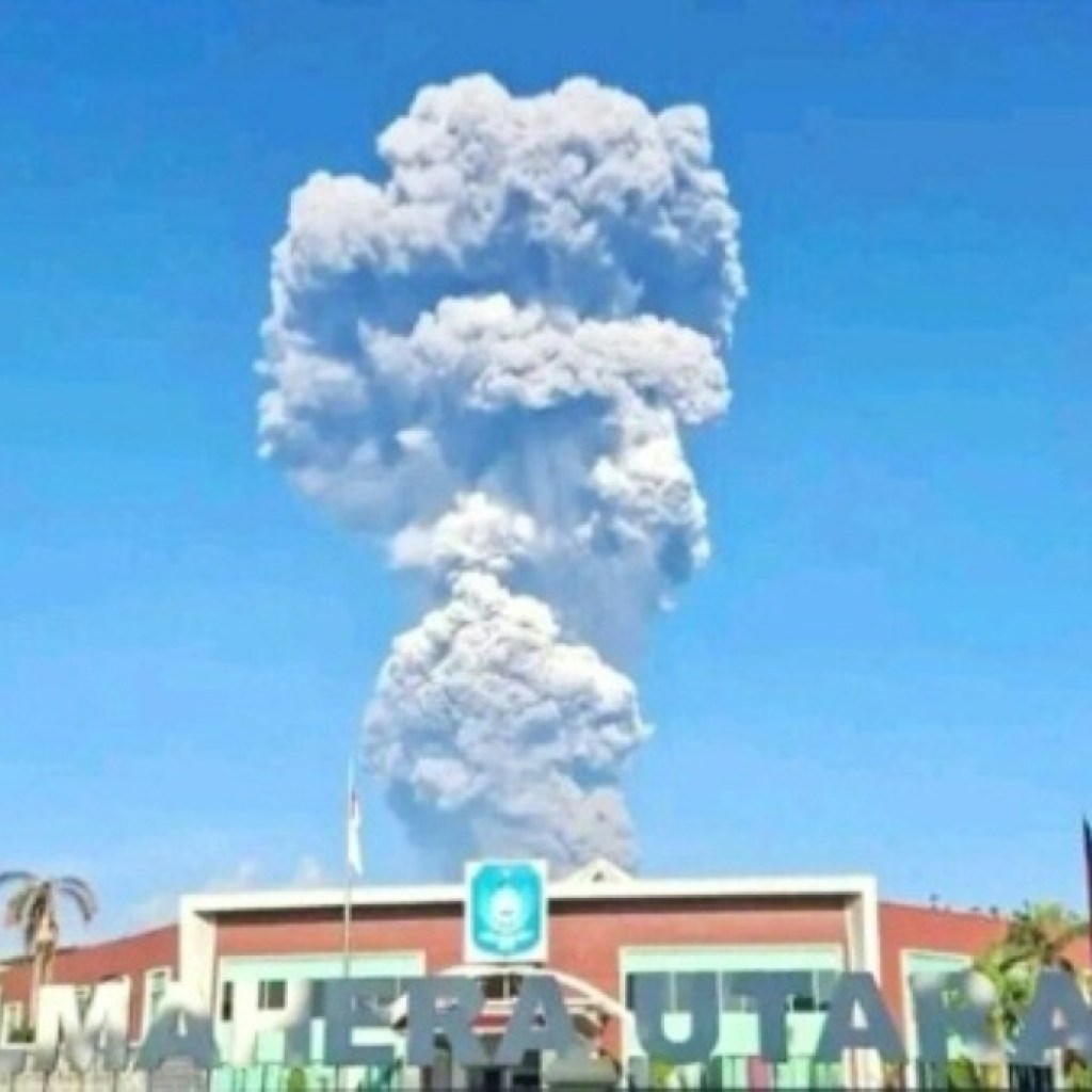 Indonésie: trois randonneurs morts après l’éruption d’un volcan Indonésie: trois randonneurs morts après l’éruption d’un volcan