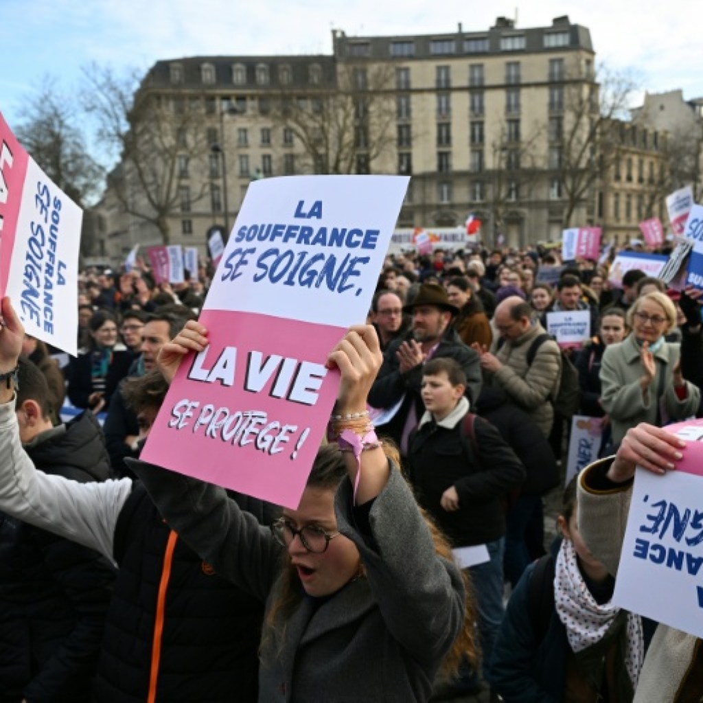 Les opposants à la future loi fin de vie manifestent à Paris Les opposants à la future loi fin de vie manifestent à Paris