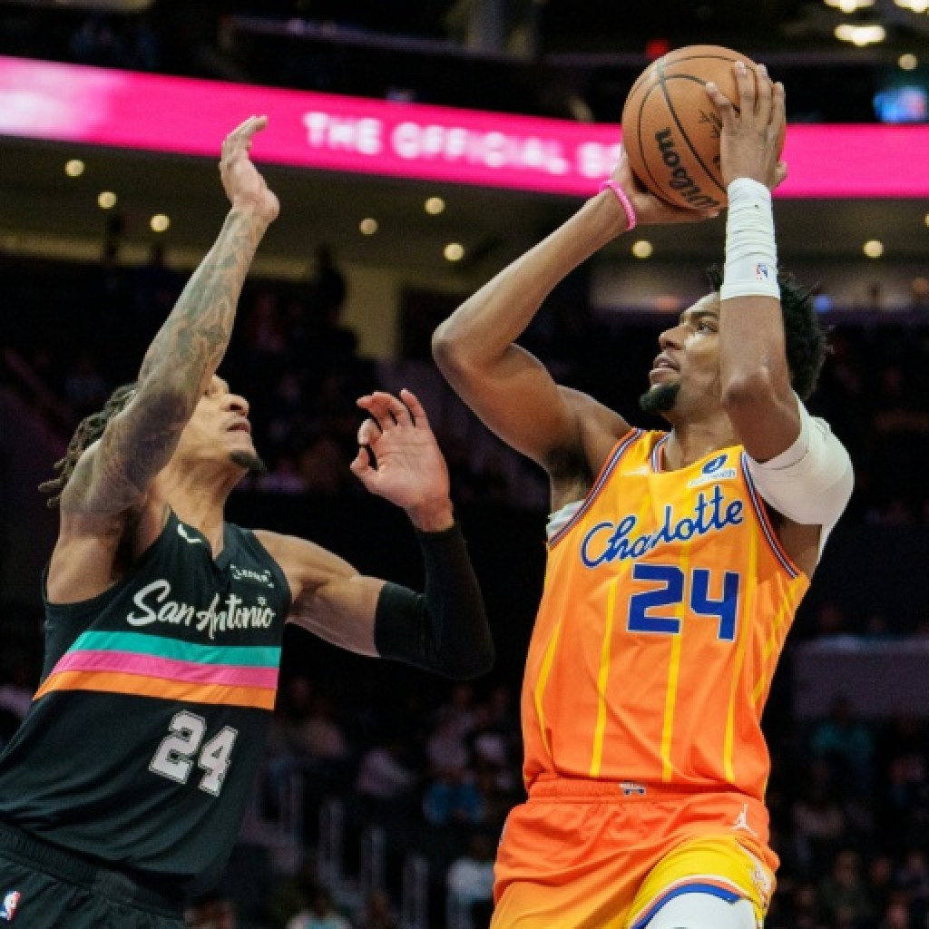 NBA: coup d’arrêt pour les Spurs à Charlotte, Embiid au soutien de Sixers privés de George NBA: coup d’arrêt pour les Spurs à Charlotte, Embiid au soutien de Sixers privés de George