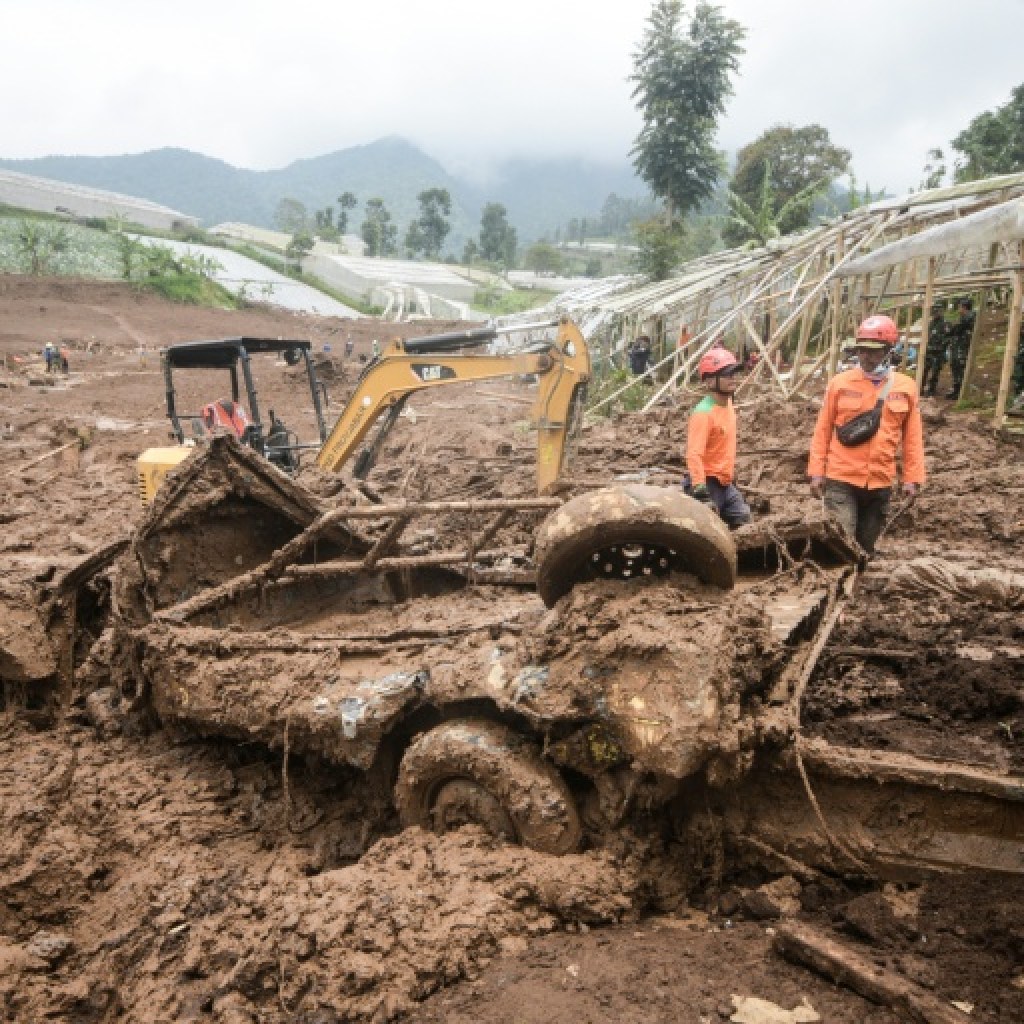 Indonésie: le bilan d’un glissement de terrain près de Bandung grimpe à 34 morts Indonésie: le bilan d’un glissement de terrain près de Bandung grimpe à 34 morts