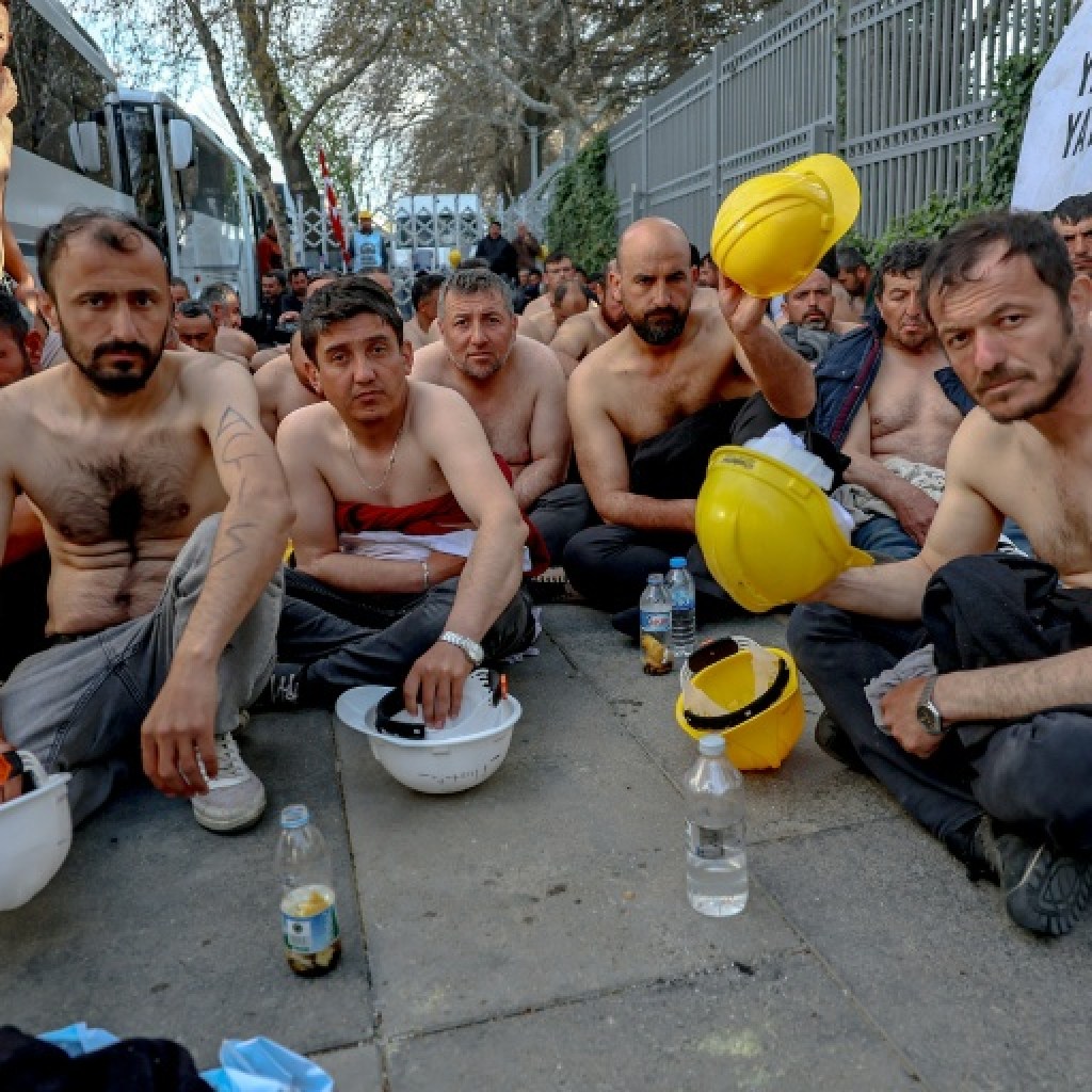 Des mineurs turcs organisent un sit-in torse nu et une grève de la faim pour réclamer des salaires impayés Des mineurs turcs organisent un sit-in torse nu et une grève de la faim pour réclamer des salaires impayés