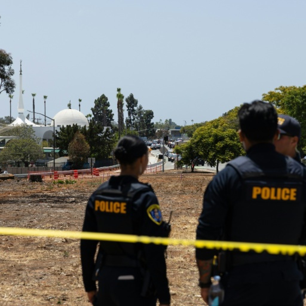 Trois morts dans une attaque contre une mosquée de Californie, les deux tireurs se suicident Trois morts dans une attaque contre une mosquée de Californie, les deux tireurs se suicident