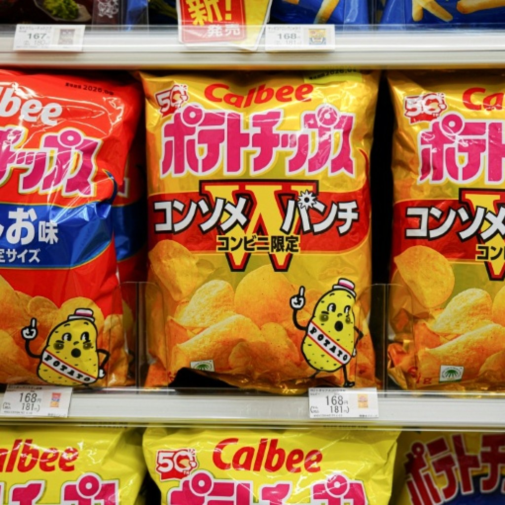 La guerre au Moyen-Orient fait passer les paquets de chips japonais au noir et blanc La guerre au Moyen-Orient fait passer les paquets de chips japonais au noir et blanc