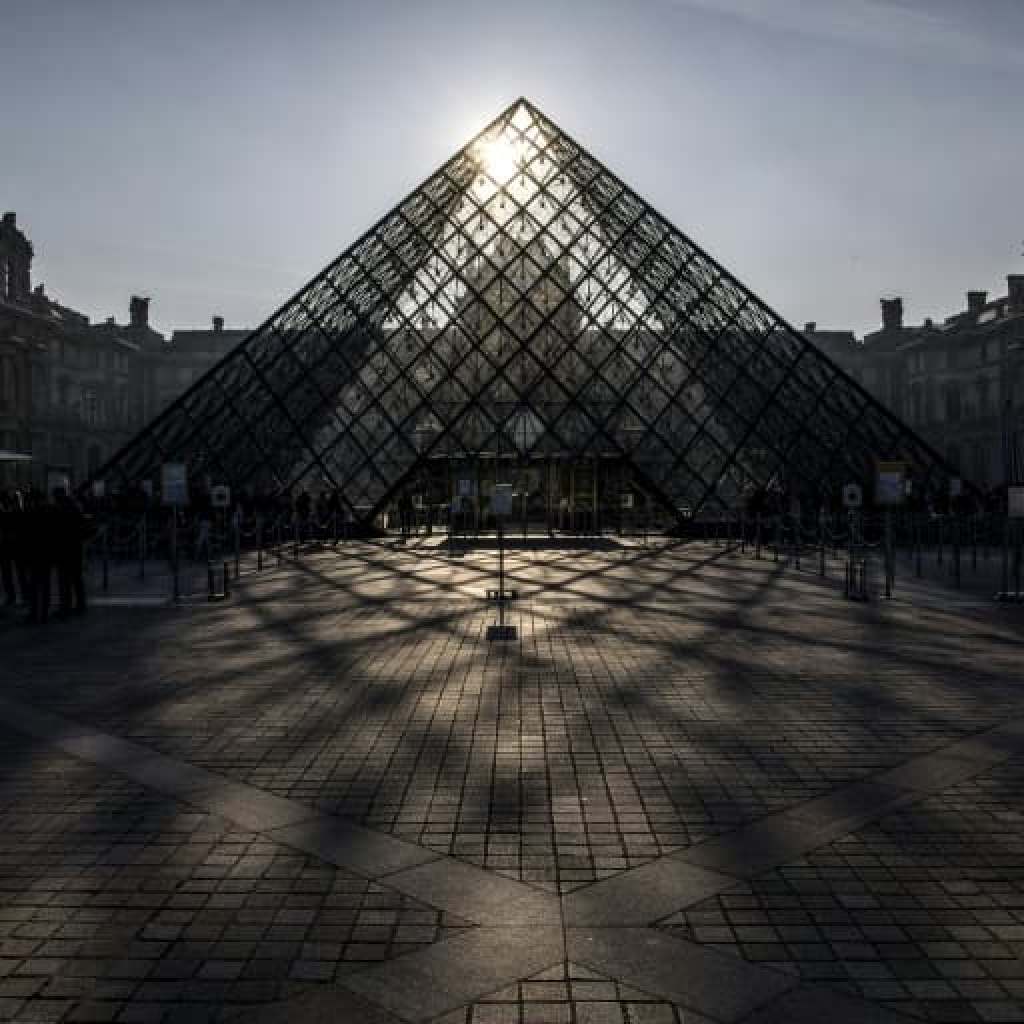 Fraude à la billetterie du Louvre: neuf personnes mises en examen, une incarcérée Fraude à la billetterie du Louvre: neuf personnes mises en examen, une incarcérée