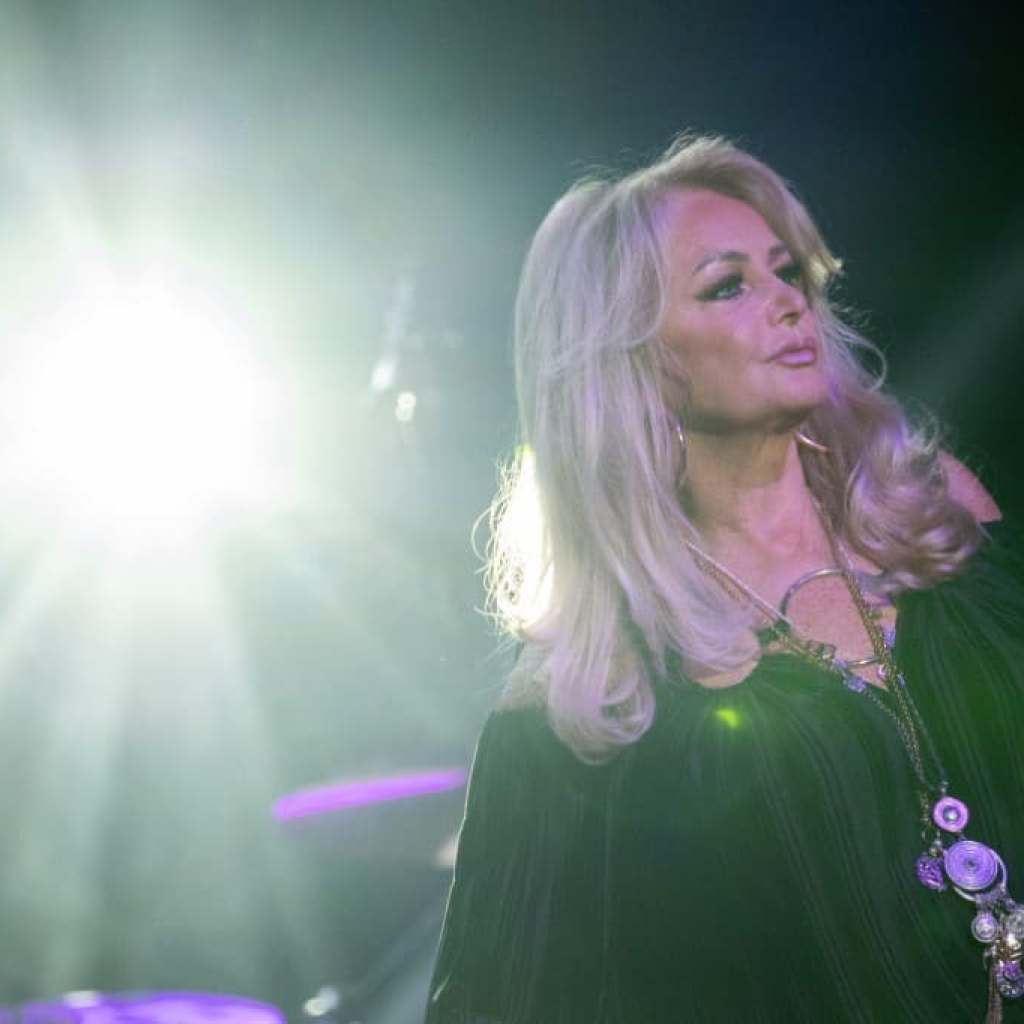 Bonnie Tyler placée dans un coma artificiel après avoir été opérée au Portugal Bonnie Tyler placée dans un coma artificiel après avoir été opérée au Portugal
