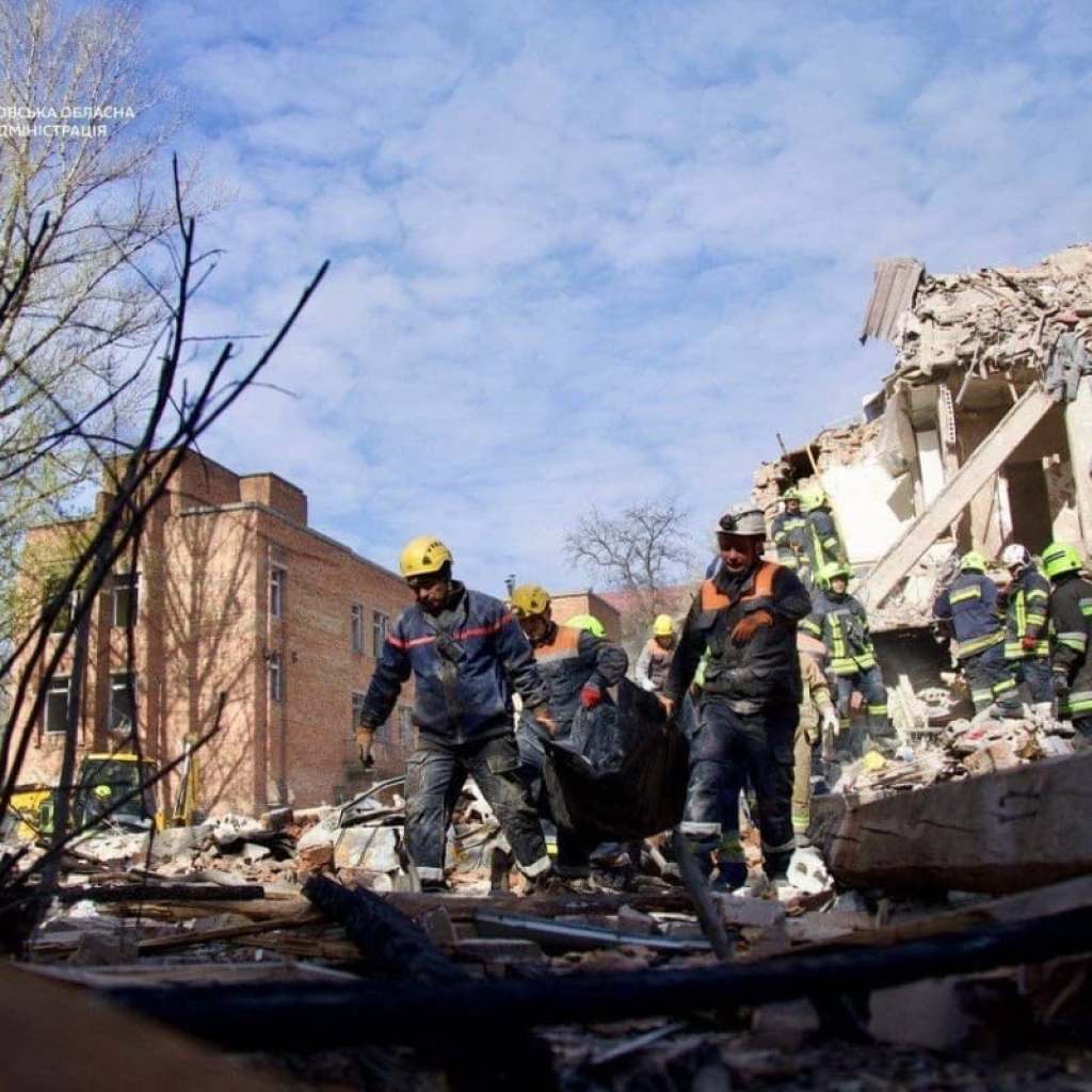 Ukraine: des frappes à Dnipro font au moins cinq morts, Volodymyr Zelensky demande plus de sanctions Ukraine: des frappes à Dnipro font au moins cinq morts, Volodymyr Zelensky demande plus de sanctions