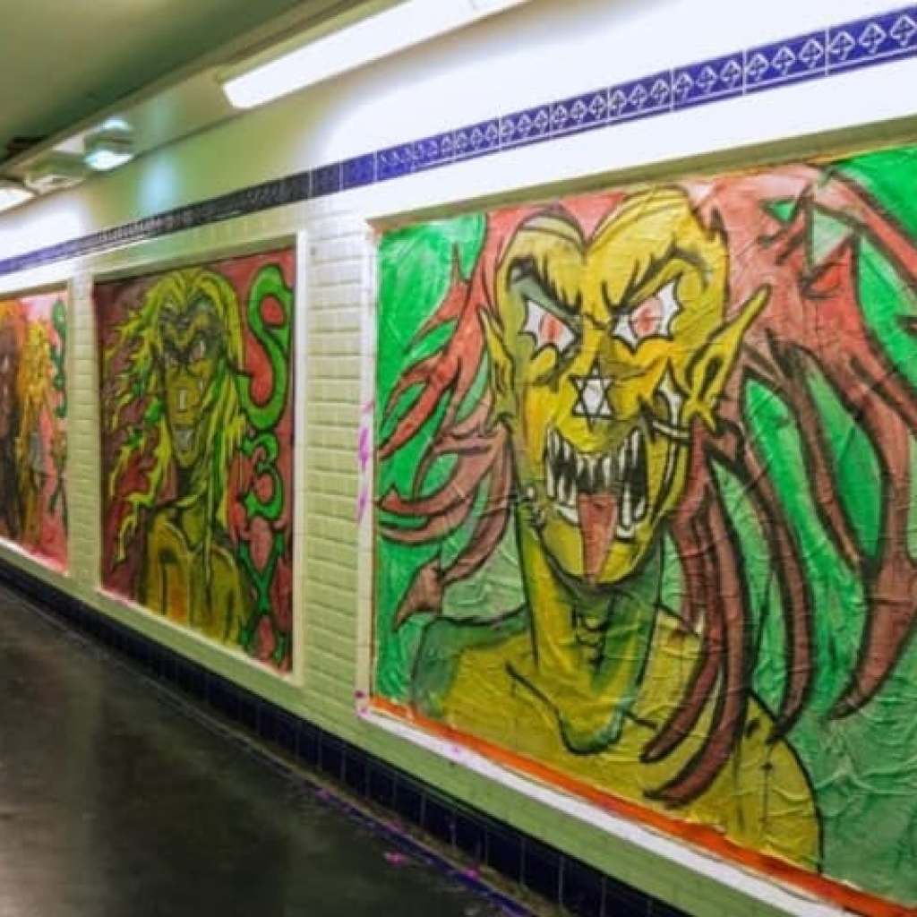 Une enquête ouverte après une exposition sauvage d’affiches à « caractère antisémite » dans le métro parisien Une enquête ouverte après une exposition sauvage d’affiches à « caractère antisémite » dans le métro parisien