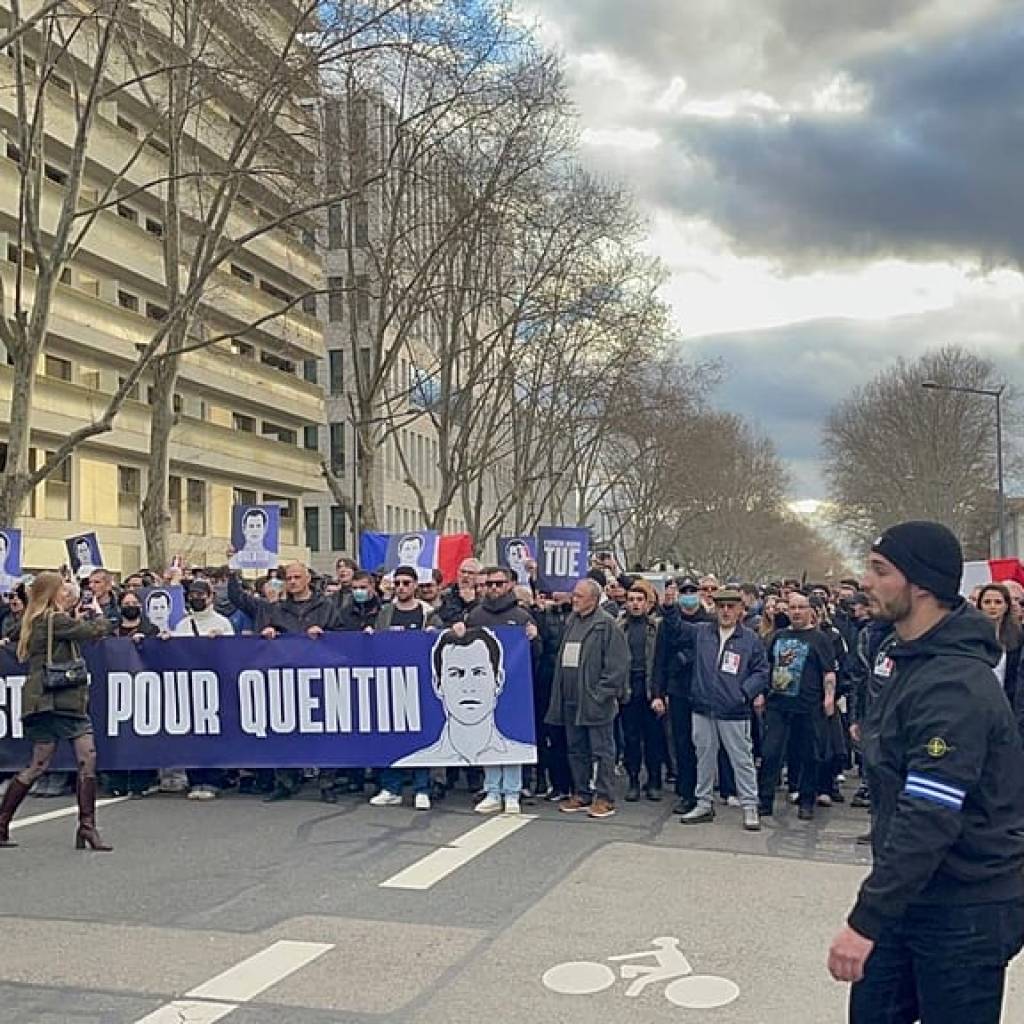 Hommage à Quentin : 3 200 personnes à Lyon, un homme interpellé pour port d’arme, des saluts nazis Hommage à Quentin : 3 200 personnes à Lyon, un homme interpellé pour port d’arme, des saluts nazis
