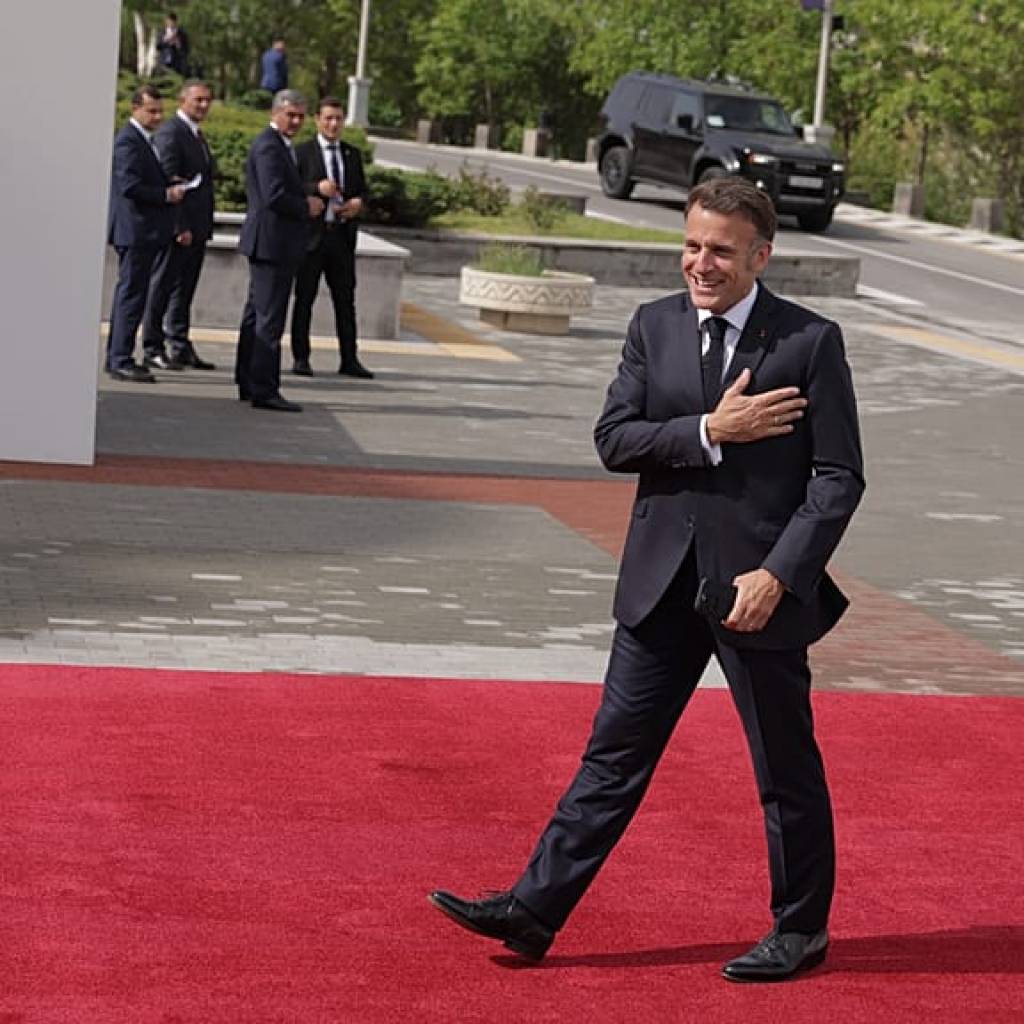 Entre bains de foule et chansons, Emmanuel Macron marque le sommet de la CPE en Arménie Entre bains de foule et chansons, Emmanuel Macron marque le sommet de la CPE en Arménie