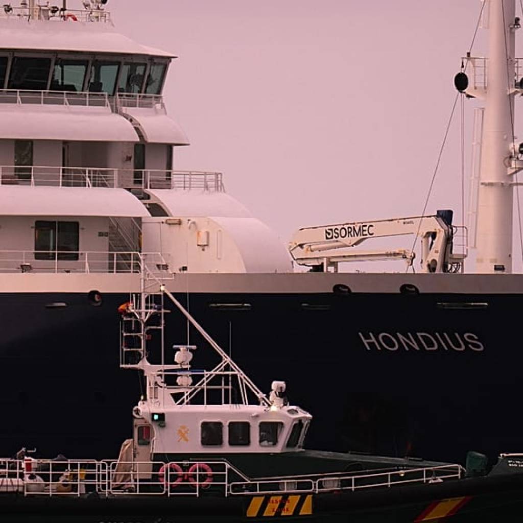 Hantavirus : les évacuations du MV Hondius ont commencé, cinq Français arrivés à Paris Hantavirus : les évacuations du MV Hondius ont commencé, cinq Français arrivés à Paris