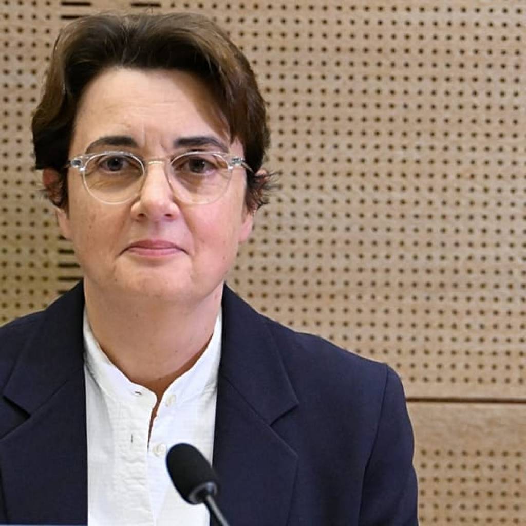 Laurence des Cars démissionne de la direction du Louvre après les ratés de la sécurité Laurence des Cars démissionne de la direction du Louvre après les ratés de la sécurité