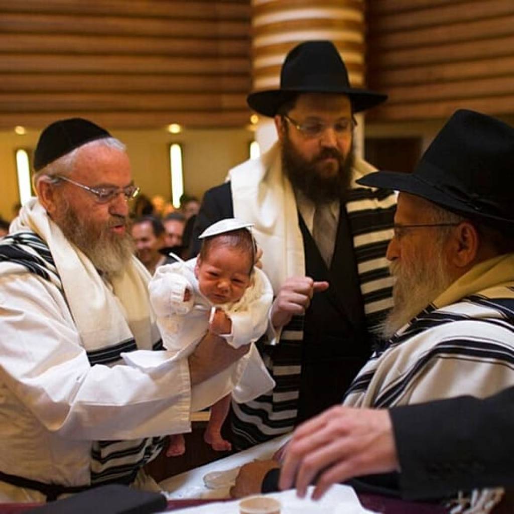 Circoncision religieuse : comment se déroule-t-elle et que dit la loi ? Circoncision religieuse : comment se déroule-t-elle et que dit la loi ?