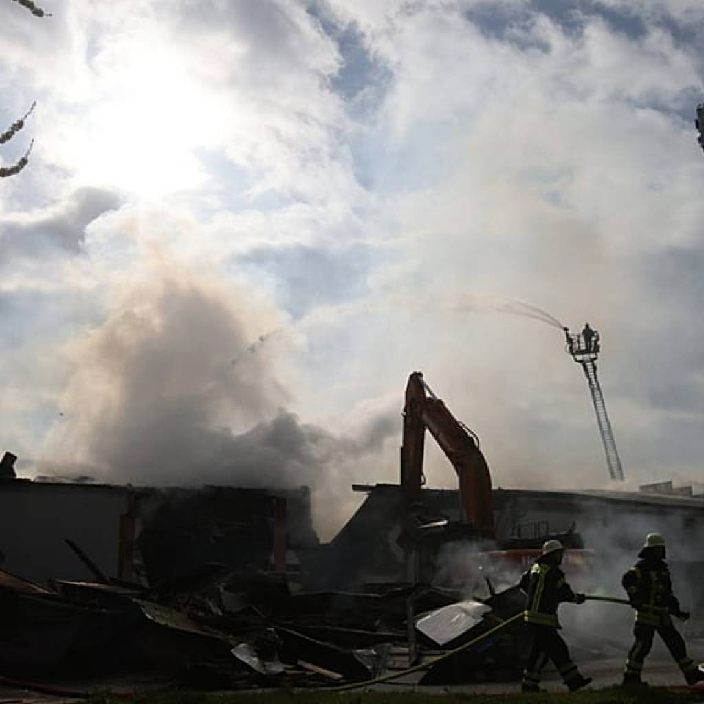 Une discothèque près de Strasbourg ravagée par un incendie, 750 personnes évacuées Une discothèque près de Strasbourg ravagée par un incendie, 750 personnes évacuées