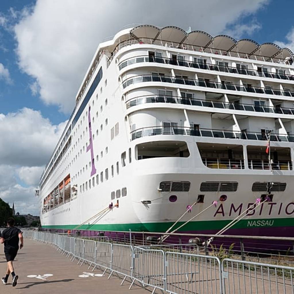 Les croisiéristes confinés après une épidémie de gastro entérite, autorisés à sortir du bateau Les croisiéristes confinés après une épidémie de gastro entérite, autorisés à sortir du bateau