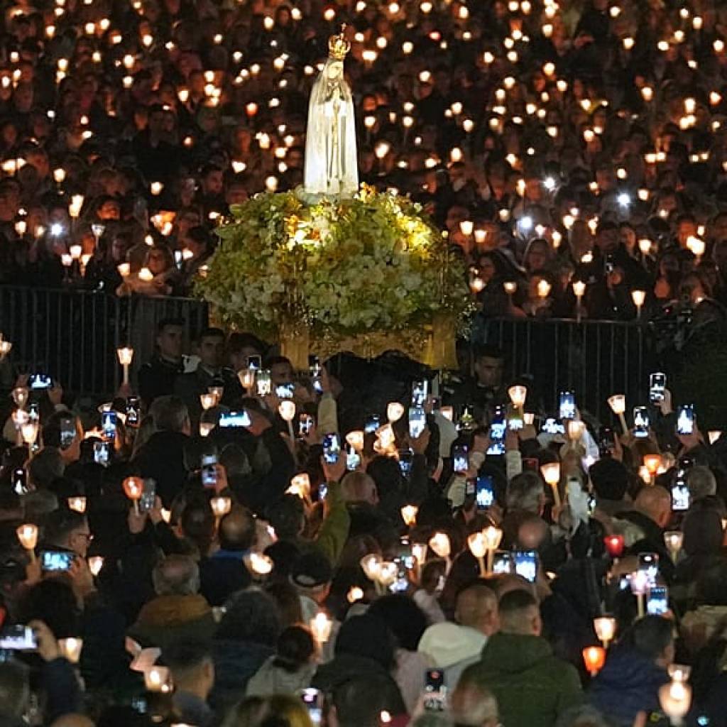 Près de 250 000 personnes ont assisté à la procession aux chandelles de Fatima Près de 250 000 personnes ont assisté à la procession aux chandelles de Fatima