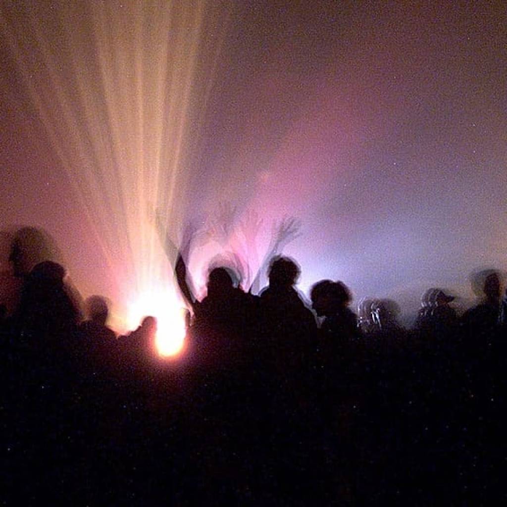 Rave party géante sur un terrain militaire : quel message pour les autorités ? Rave party géante sur un terrain militaire : quel message pour les autorités ?
