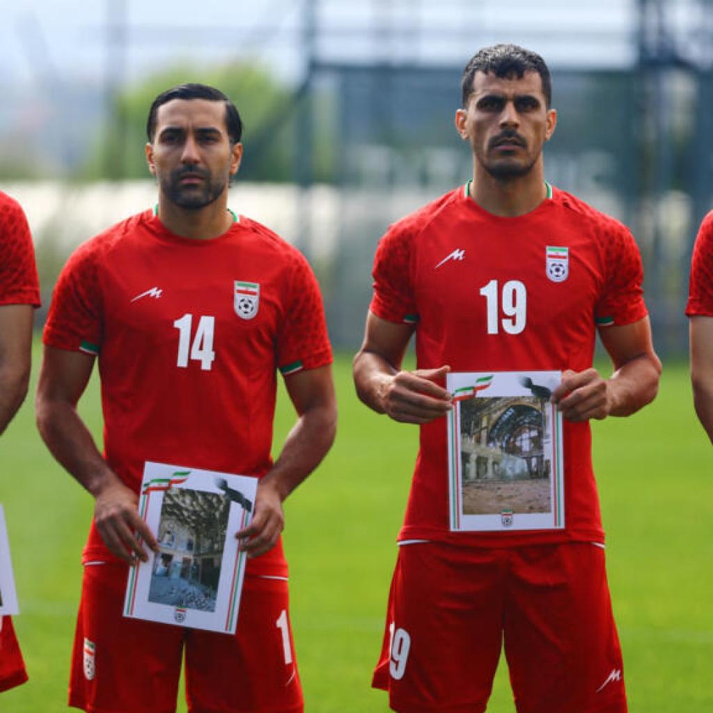 Coupe du monde 2026 : le geste fort des joueurs iraniens devant Gianni Infantino, patron de la Fifa Coupe du monde 2026 : le geste fort des joueurs iraniens devant Gianni Infantino, patron de la Fifa