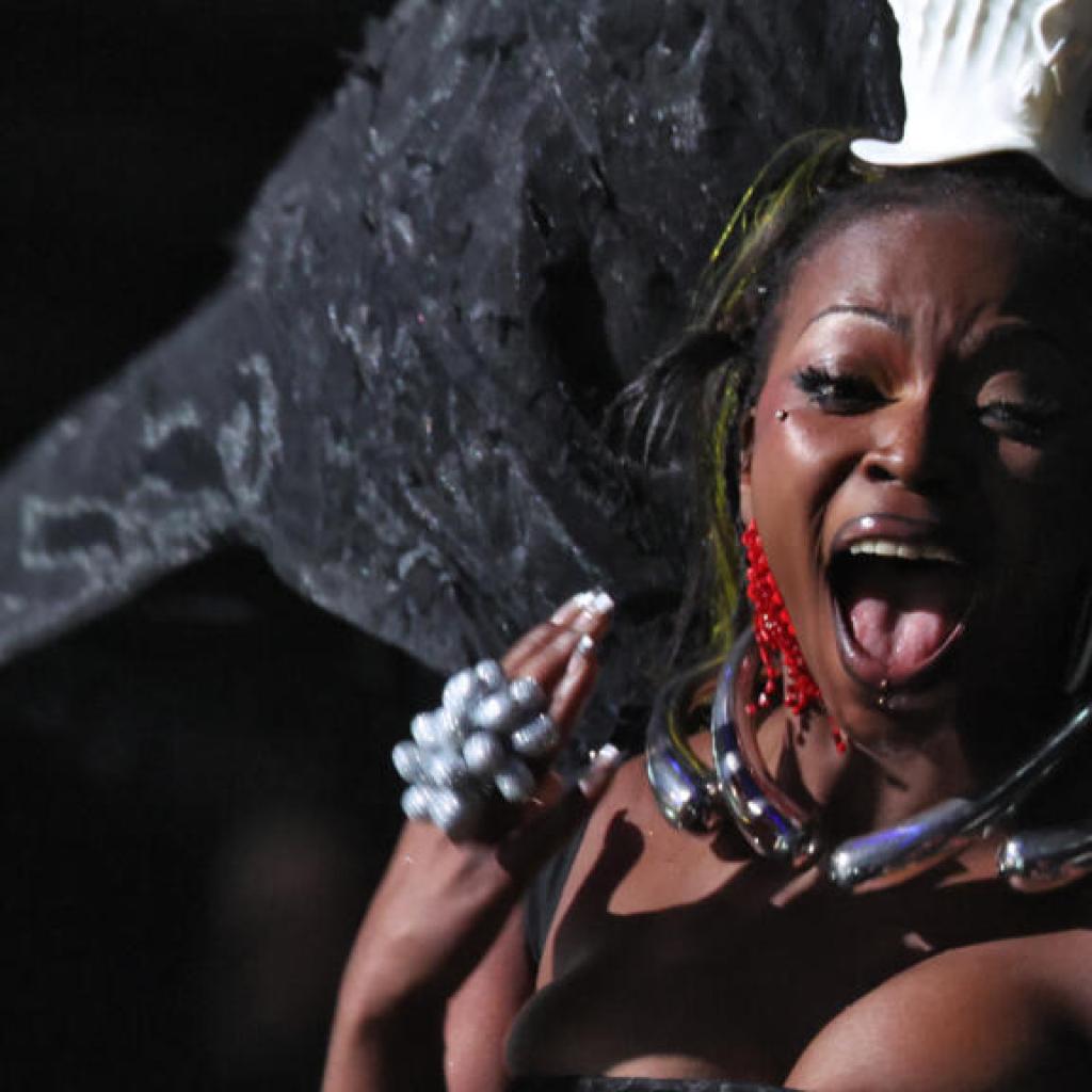 La nouvelle reine de la pop francophone Theodora triomphe aux Flammes avec cinq trophées La nouvelle reine de la pop francophone Theodora triomphe aux Flammes avec cinq trophées