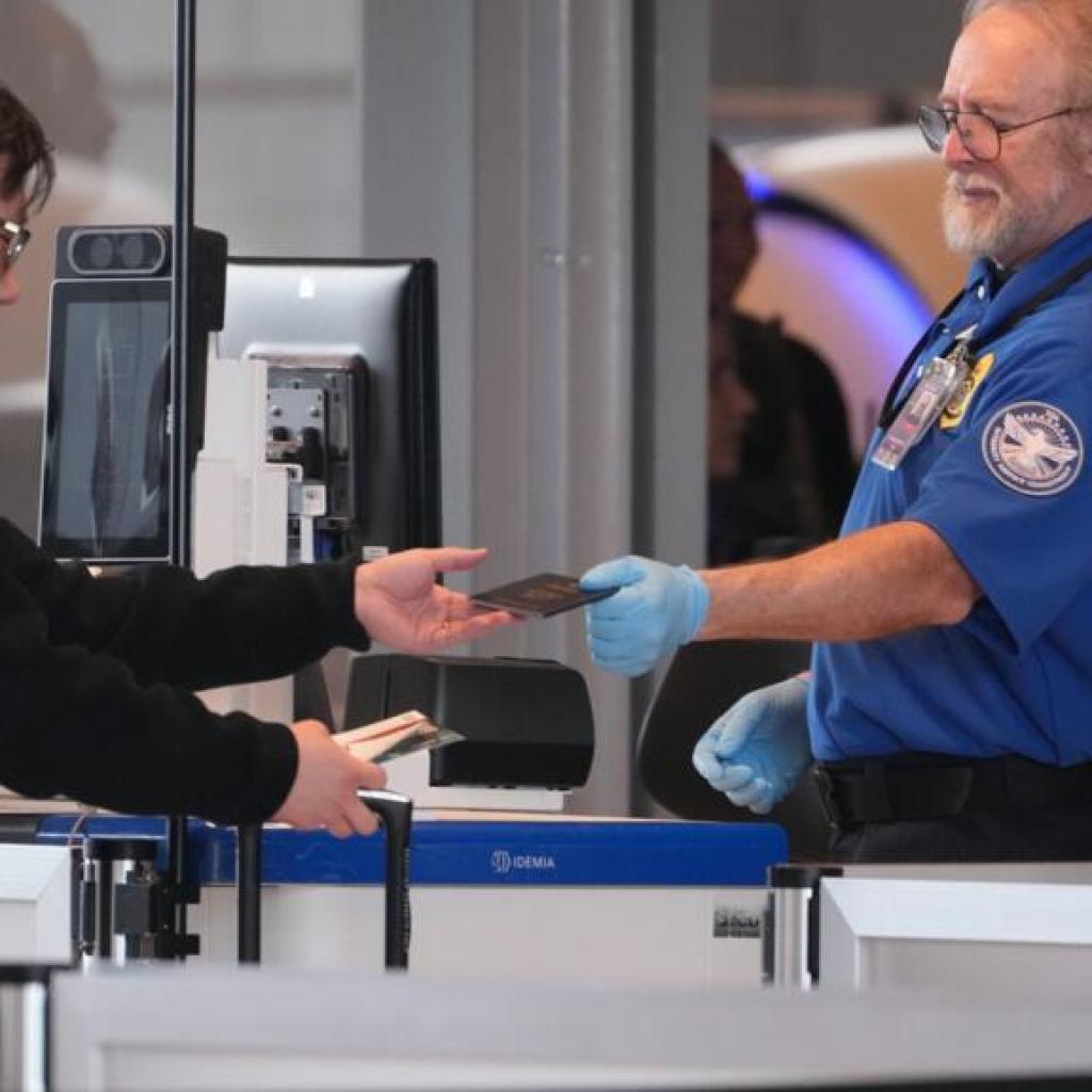 Files d’attente dans les aéroports : les agents de sécurité vont être enfin payés, dit Donald Trump Files d’attente dans les aéroports : les agents de sécurité vont être enfin payés, dit Donald Trump